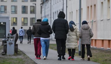 Migranten gehen über das Gelände der Zentralen Erstaufnahmeeinrichtung für Asylbewerber des Landes Brandenburg in Eisenhüttenstadt.