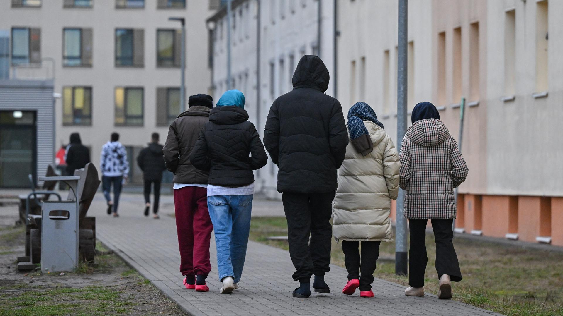 Migranten gehen über das Gelände der Zentralen Erstaufnahmeeinrichtung für Asylbewerber des Landes Brandenburg in Eisenhüttenstadt. Migranten gehen über das Gelände der Zentralen Erstaufnahmeeinrichtung für Asylbewerber des Landes Brandenburg in Eisenhüttenstadt.