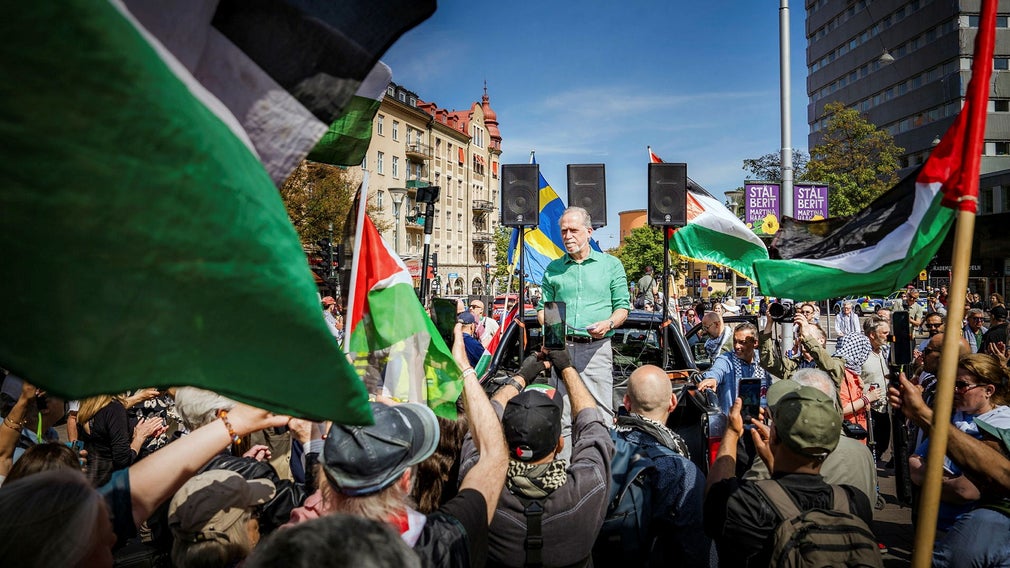Miljöpartiets språkrör Daniel Helldén talade på Odenplan. Han vill se förnyat svenskt stöd till FN:s hjälporganisation för Palestinaflyktingar, Unwra.