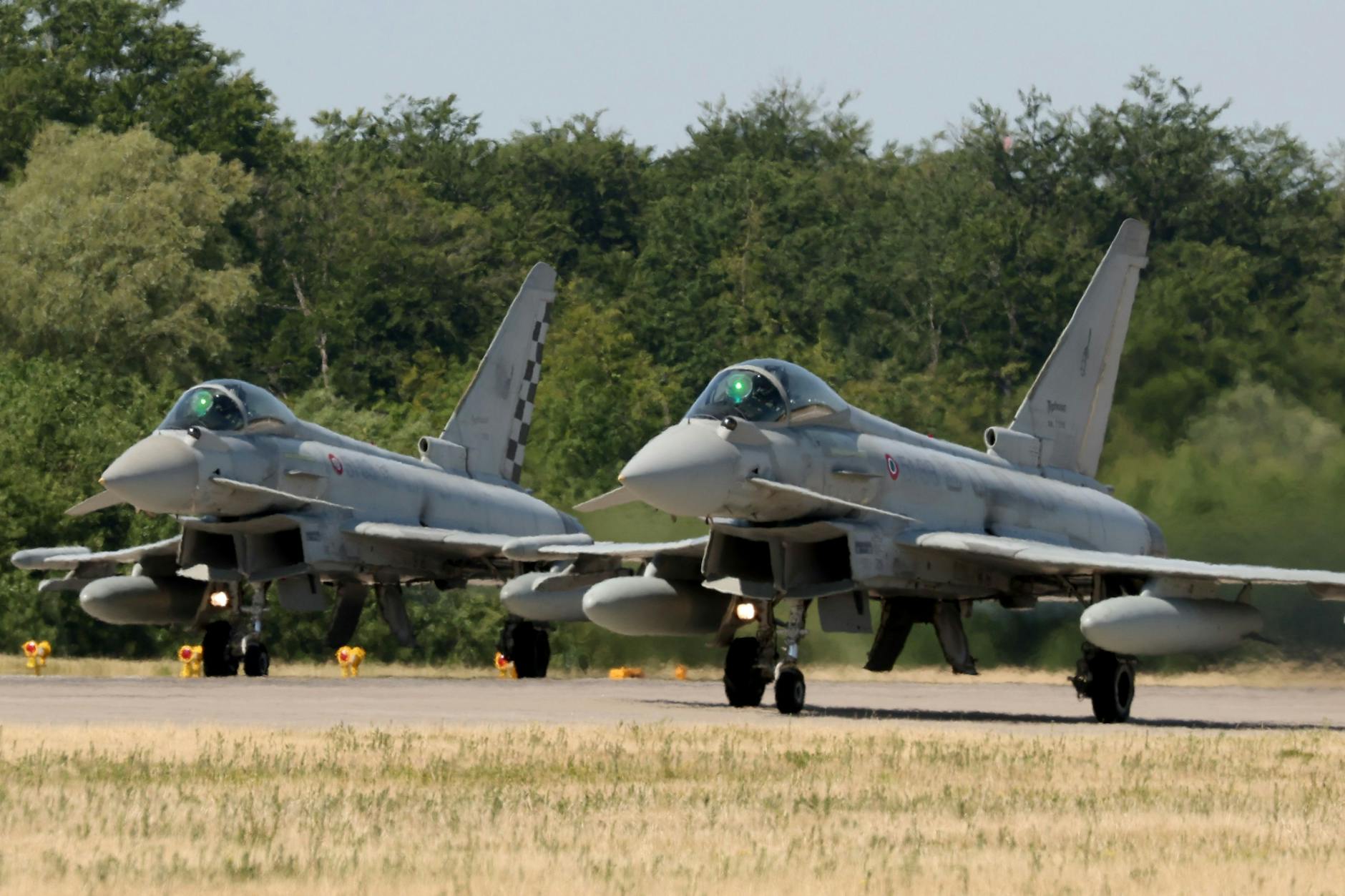 Auf dem Flughafen Rostock-Laage gehen zwei Bundeswehr-Eurofighter an den Start für den Einsatz zur beginnenden Luftwaffenübung.