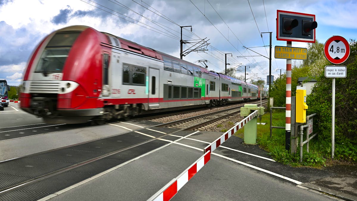 Walferdange : un bus heurte un passage à niveau, trafic ferroviaire perturbé