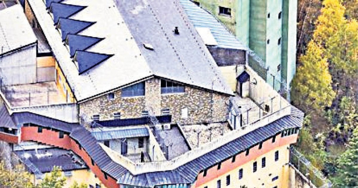 Dos presos españoles en Andorra pasan la noche en la celda mojados de orina