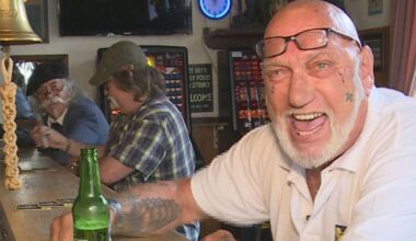 Zeebonk Dolle Dries, bekend van sterke verhalen in Man bijt Hond, overleden