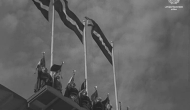 Short excerpts from the 1938 Latvian Song Festival - the grandest to that point. With 100,000 spectators, 16,000 singers, 380 choirs, and a fanfare at the opening, it went down in history as the last Latvian Song Festival held in interwar-era Latvia.