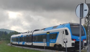 Silovito trčenje potniškega vlaka in avta pri Ljutomeru