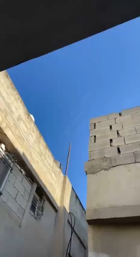 Massive ballistic missile barrage launched by IRGC Aerospace Forces moving across skies in central Israel [2025-06-22]
