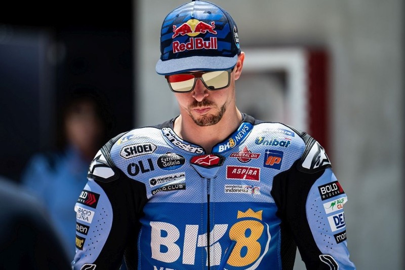 Bremse bei Acosta-Berührung betätigt: Mittelhandbruch bei Alex Marquez
