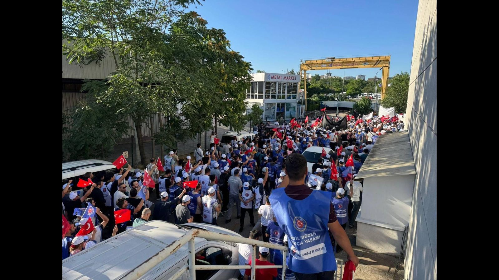 600,000 public sector workers in Turkey oppose contract imposing wage cuts