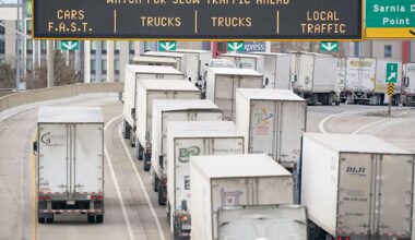 Canada's economy starts to lose momentum