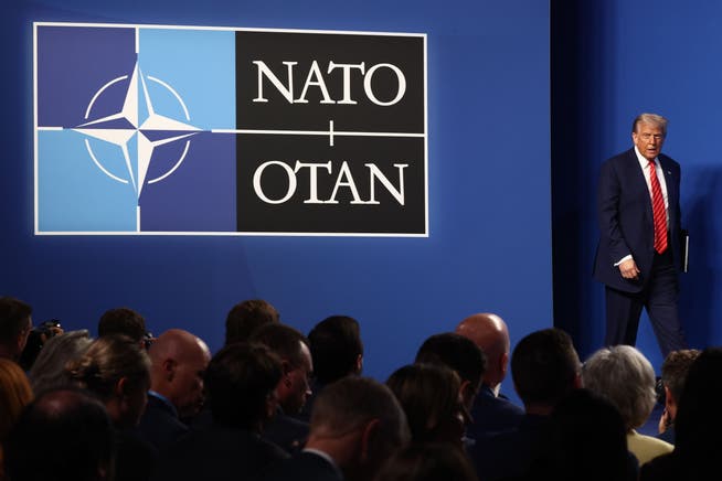 Ein offensichtlich milde gestimmter US-Präsident Donald Trump vor der Pressekonferenz am Nato-Gipfel in Den Haag.