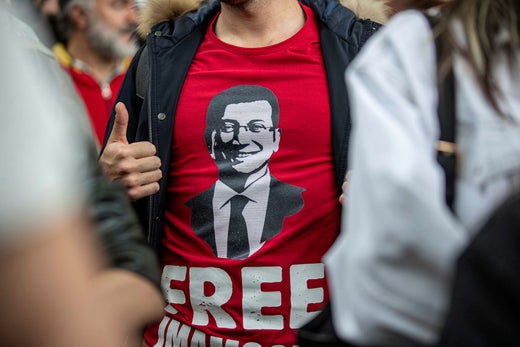 En demonstrant med en bild av Ekrem Imamoglu, den gripne före detta borgmästaren i Istanbul.