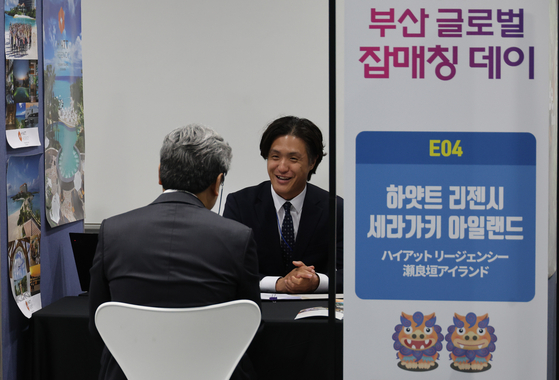 A jobseeker sits down for a consultation session at a job fair held in Busan on May 27. [JOONGANG ILBO]
