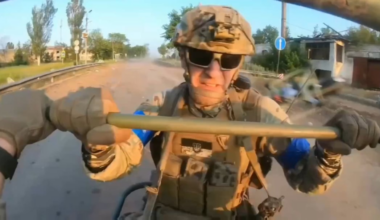 EXTREMELY close call - Russian fibre optic FPV drone misses Ukrainian soldier by centimetres