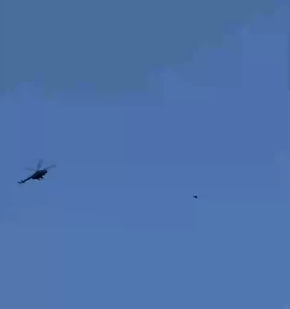 Civilian films a Ukrainian Mi-8 helicopter shooting down an Iranian / Russian "Shahed" UAV".
