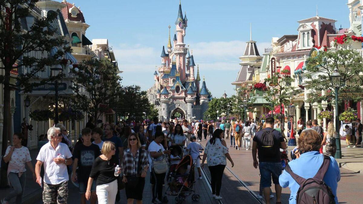 Un homme privatise Disneyland Paris pour son mariage… avec une fillette de 9 ans