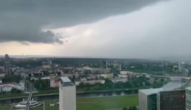 Sinoptikai atnaujina prognozę: kai kur liūtis tik stiprės, skelbia, kas laukia vakare - Delfi