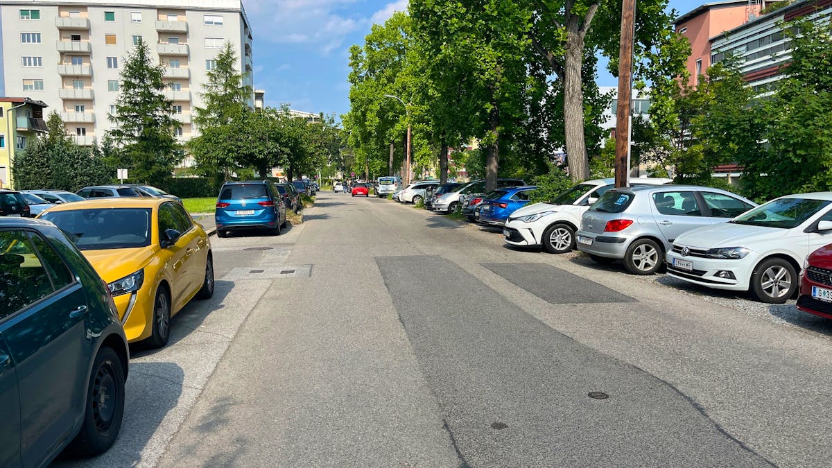 In der Quartierstrasse vor dem Gymnasium parken unzählige Autos von Grazerinnen und Grazern, die ihr Beileid bekunden wollen.