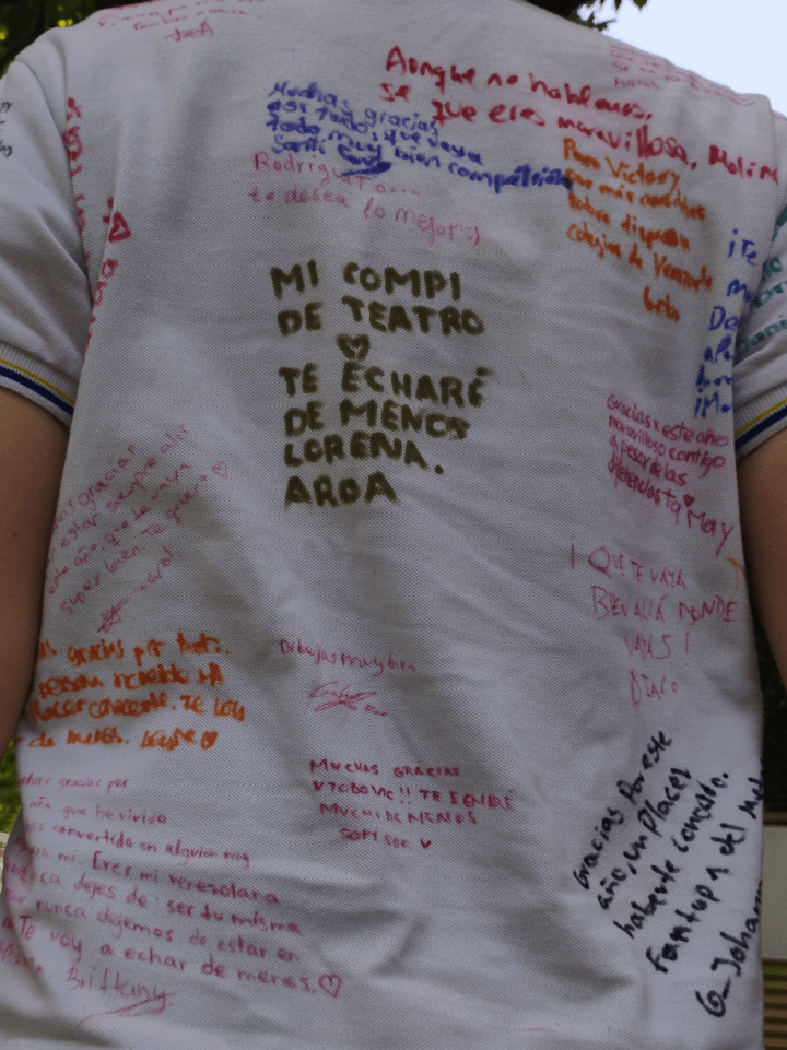 es mi primer año en España y me gradué de la eso, estoy muy feliz por eso