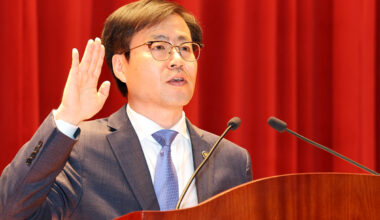 Korea's chief trade negotiator Yeo Han-koo takes an oath during a ceremony to mark his inauguration at the government complex in Sejong, central South Korea, in this June 12, 2025, file photo. [YONHAP]