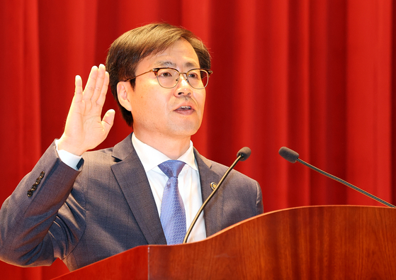 Korea's chief trade negotiator Yeo Han-koo takes an oath during a ceremony to mark his inauguration at the government complex in Sejong, central South Korea, in this June 12, 2025, file photo. [YONHAP]