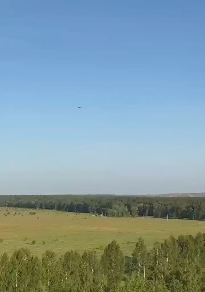 Handy footage shows a Russian Pantsir-S1 failing to take down a Ukrainian UAV over Tatarstan, Russia. 09/06/2025