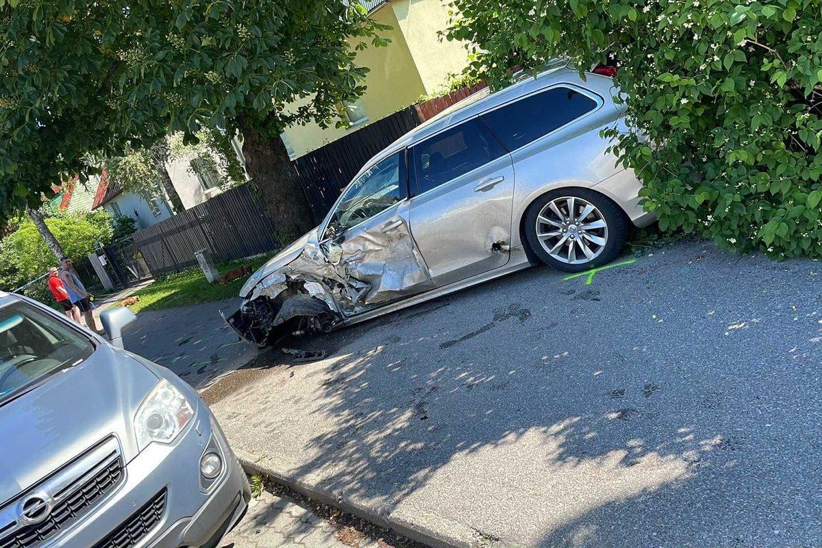 FOTOD | Tallinnas sõitis alkoholijoobes alaealine otsa viiele parkinud sõidukile