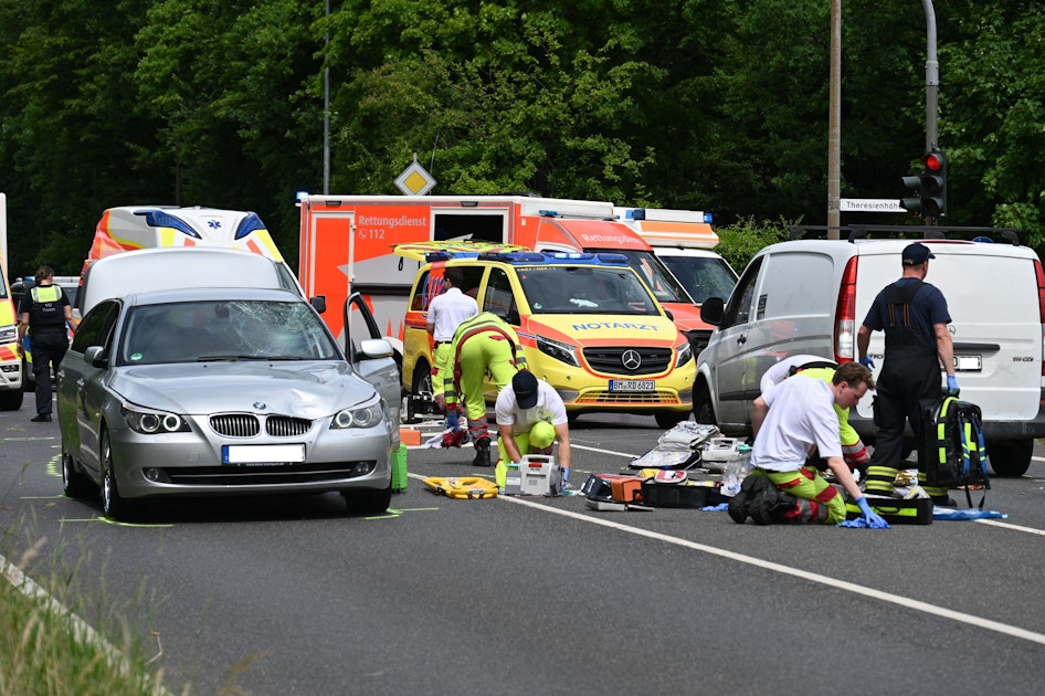 Auto fährt in Hürth in Klasse von Grundschulkindern - Rettungshubschrauber