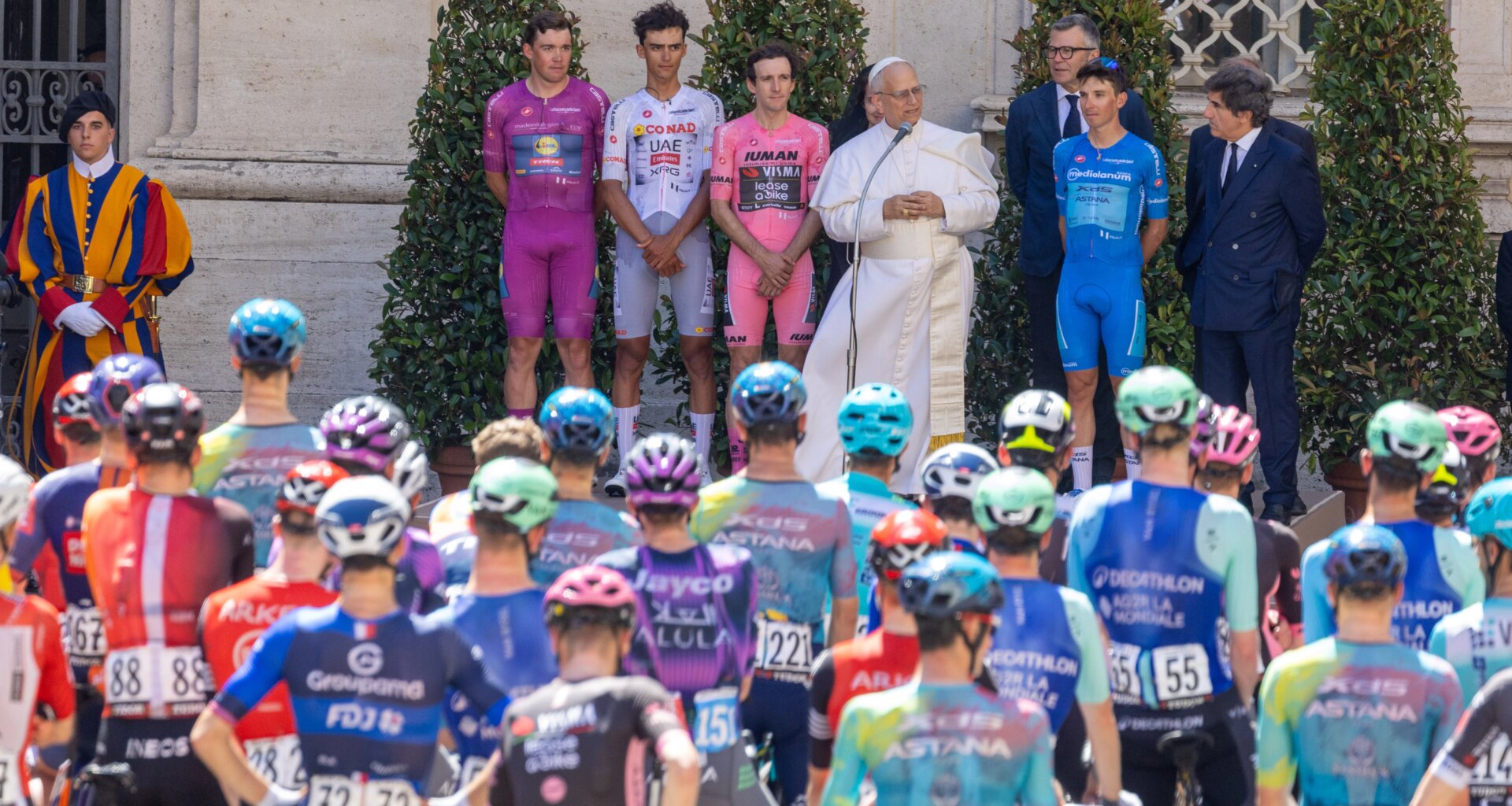 PHOTOS: Pope Leo XIV blesses Giro d’Italia cyclists in Vatican City