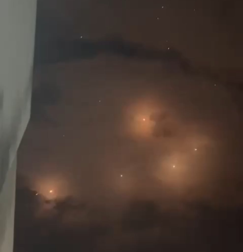 🇮🇷🇮🇱 Skies over Haifa during Iranian attack. A video taken by an Israeli-Palestinian in Haifa shows the Iranian ballistic missile impacting right next to him and others. (15Jun 2025)
