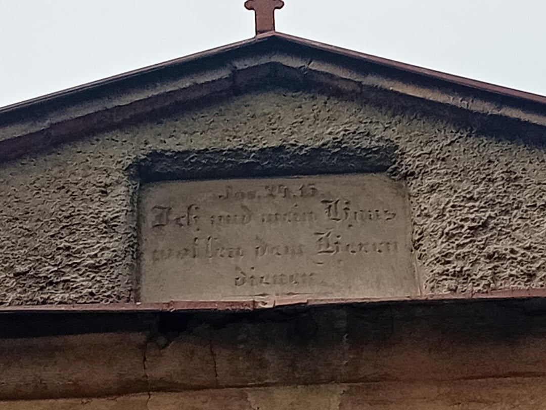 Anyone knows what it says here?