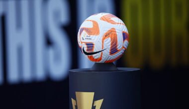 Česko po vzoru Premier League. Hráči si budou brát při zápasech míče z podstavců