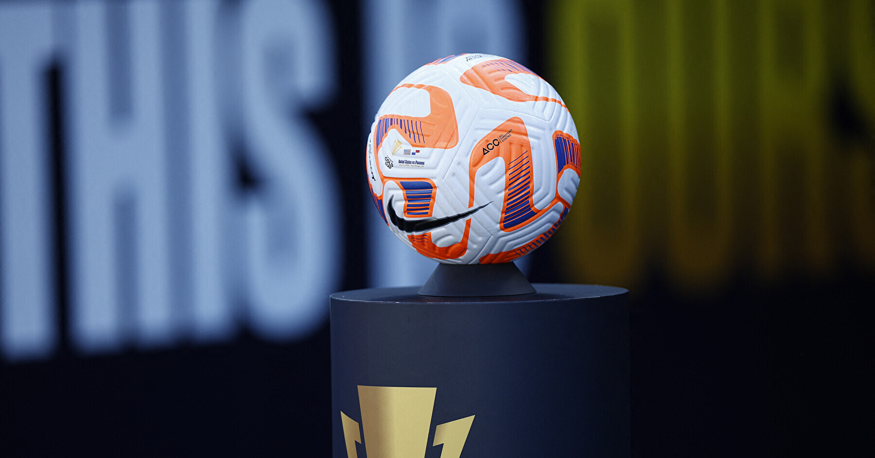 Česko po vzoru Premier League. Hráči si budou brát při zápasech míče z podstavců