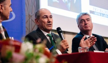 (VIDEO) Tiskovna konferenca Janeza Janše in dr. Milana Zvera o odločitvi Sodišča EU glede ravnanja nekdanje podpredsednice Evropske komisije