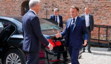 En halvtime forsinket kom den franske presidenten til Akershus slott, der statsminister Jonas Gahr Støre tok i mot ham.