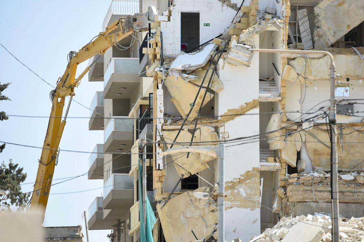 The authorities are carefully dismantling the remaining masonry after Tania Flats collapsed late Wednesday night. Photo: Chris Sant Fournier The authorities are carefully dismantling the remaining masonry after Tania Flats collapsed late Wednesday night. Photo: Chris Sant Fournier