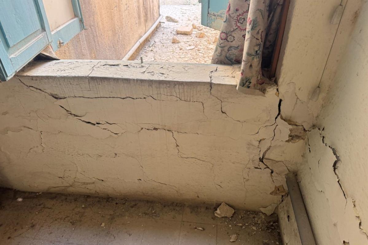 Stress cracks seen in the walls inside the building which collapsed on Wednesday night. Stress cracks seen in the walls inside the building which collapsed on Wednesday night.