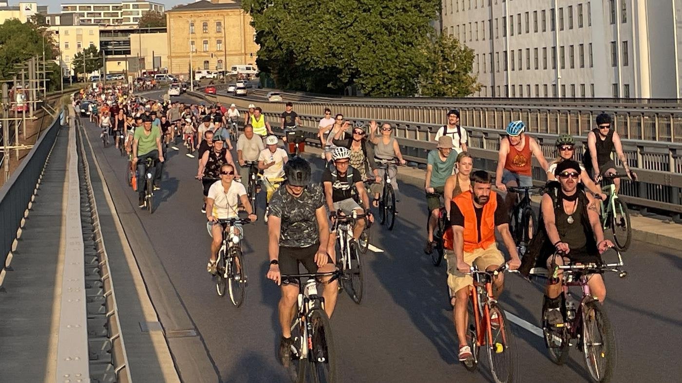 Raddemo in Halle gezielt angegriffen?: Sieben Menschen durch Schüsse mit Kunststoffmunition verletzt