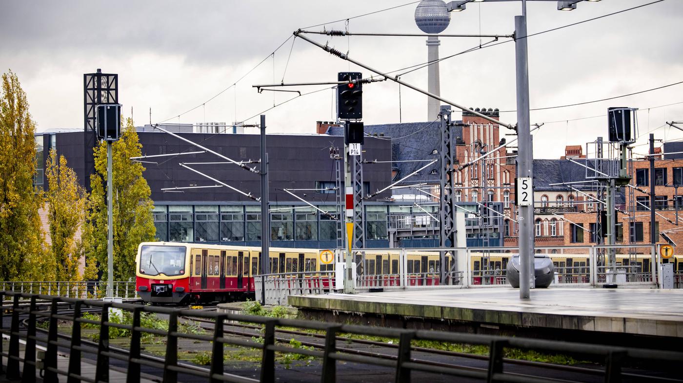 Berliner S-Bahn-Verkehr komplett eingestellt – viele Straßen wegen Unfällen gesperrt