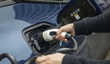 Kur brangiausia ir pigiausia krauti elektromobilį Europoje? Lietuva sąraše