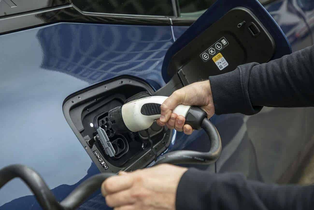 Kur brangiausia ir pigiausia krauti elektromobilį Europoje? Lietuva sąraše