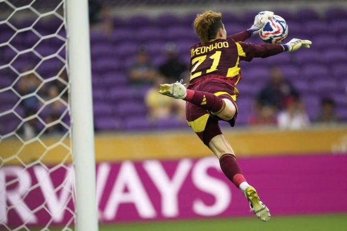Ulsan HDs Jo Hyeon-woo blocks a shot during the Club World Cup match against Mamelodi Sundowns in Orlando on June 17, 2025. Photo by AP