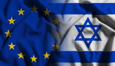 Europas Rückhalt für Israel bröckelt: Umfrage (Symbolbild mit israelischer und EU-Flagge)