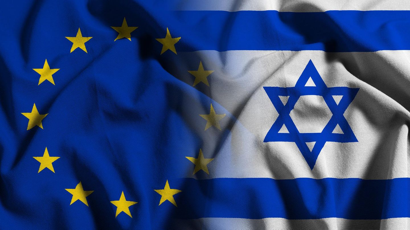 Europas Rückhalt für Israel bröckelt: Umfrage (Symbolbild mit israelischer und EU-Flagge)