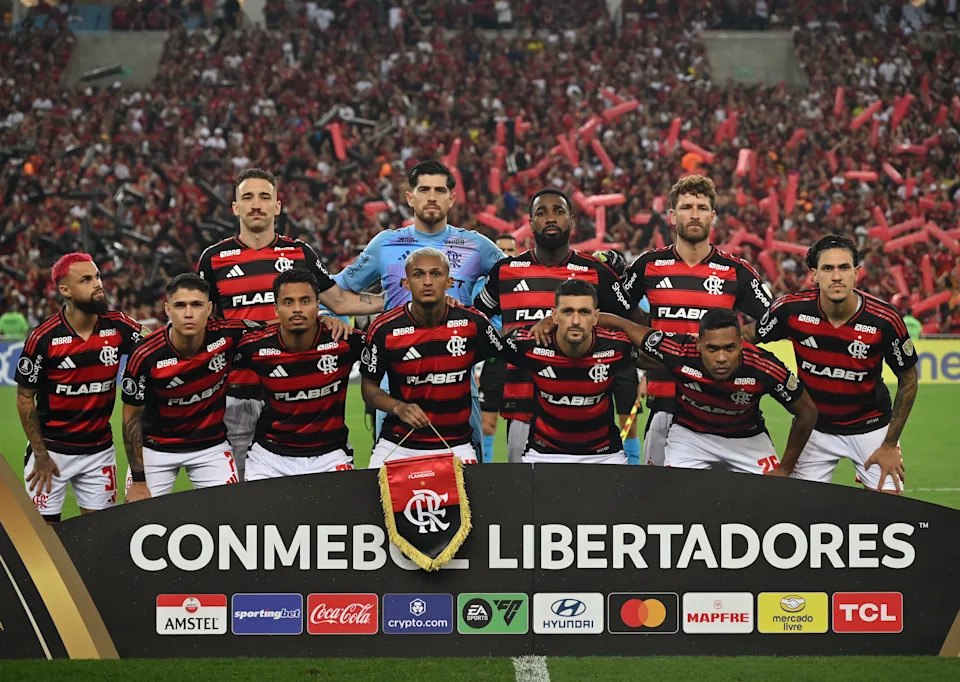 Flamengo players pose for a team photo before the Copa Libertadores group stage football match between Brazil's Flamengo and Venezuela's Deportivo Tachira at the Maracana stadium in Rio de Janeiro, Brazil, on May 28, 2025. (Photo by MAURO PIMENTEL / AFP) (Photo by MAURO PIMENTEL/AFP via Getty Images)          