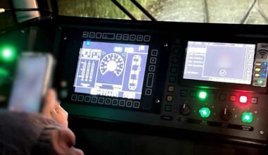 Tramvajačka si za jízdy hrála s mobilem, během toho bohužel srazila a usmýkala mladého muže