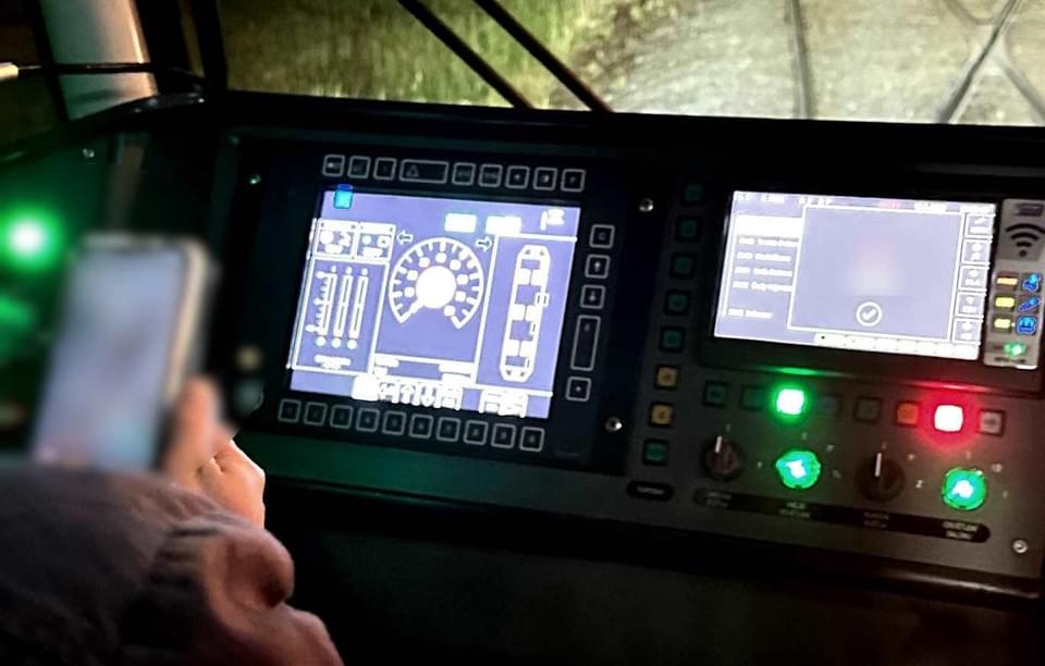 Tramvajačka si za jízdy hrála s mobilem, během toho bohužel srazila a usmýkala mladého muže