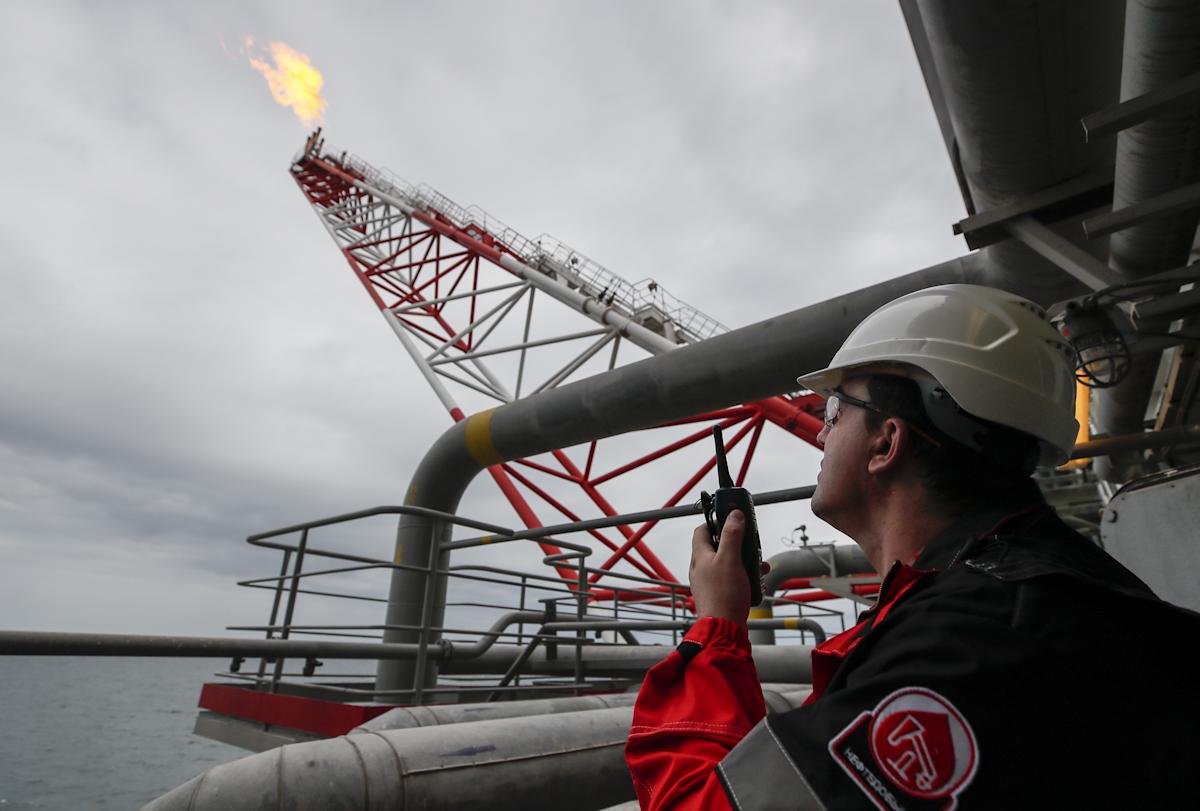 Oil Advances as OPEC+ Supply Boost Vies With Geopolitical Risk