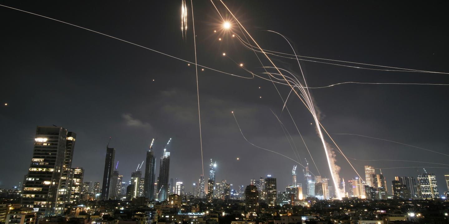 Israël subit une vague d’attaques de missiles tirés depuis l’Iran, Téhéran informe que deux de ses sites nucléaires ont été touchés