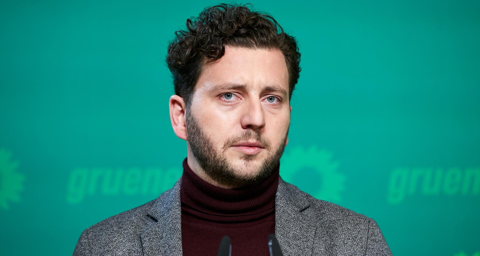 Felix Banaszak, einer der beiden Bundesvorsitzenden der Partei Bündnis90/Die Grünen, bei einer Pressekonferenz in der Parteizentrale.