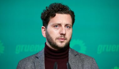 Felix Banaszak, einer der beiden Bundesvorsitzenden der Partei Bündnis90/Die Grünen, bei einer Pressekonferenz in der Parteizentrale.